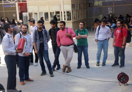 حضور فعال جمعی از دانشجویان مکانیک در مانور اطفا حریق به مناسبت روز آتش نشان در دانشگاه علم و فرهنگ 