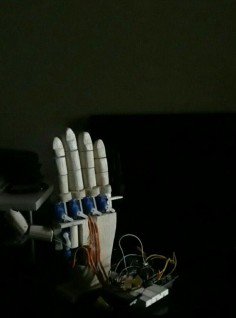 افتخاری دیگر: طراحی و ساخت دست هوشمند مصنوعی توسط دانشجوی مهندسی مکانیک