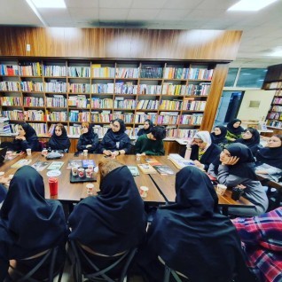  برگزاری محفل کتاب‌خوانی به همت انجمن علمی - دانشجویی نقاشی در محل کتابسرای دانشگاه