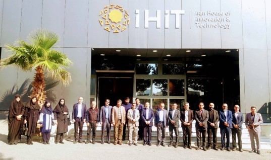 بازدید اعضای هیئت علمی از نمایشگاه خانه نوآوری و فناوری ایران (IHIT)